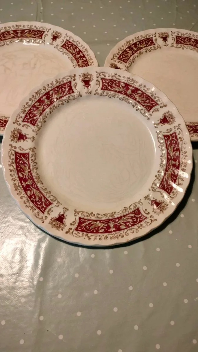 Myott Dinner Plates. Rialto maroon red, gold,
3 pl - Image 3