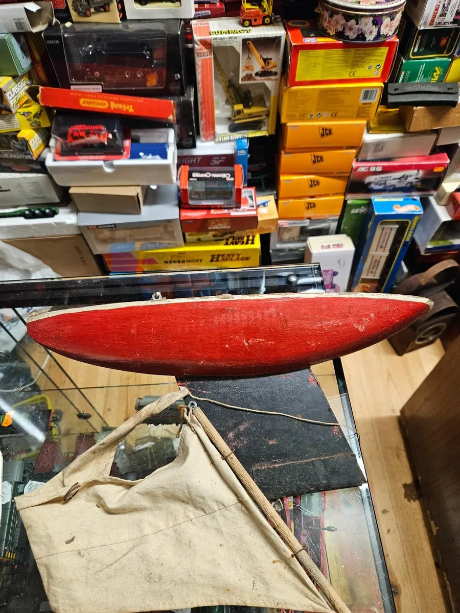 Vintage Pond Yacht - Image 4