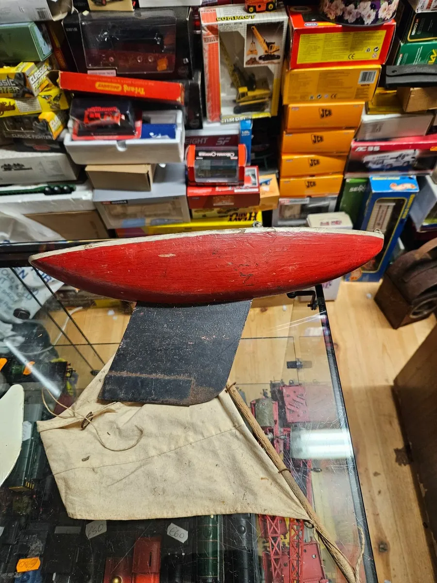 Vintage Pond Yacht - Image 1