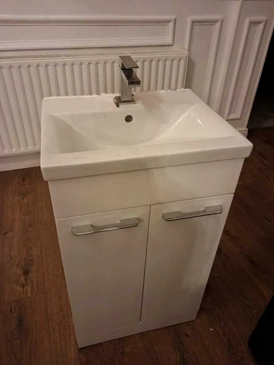 Bathroom wash hand unit with taps - Image 1