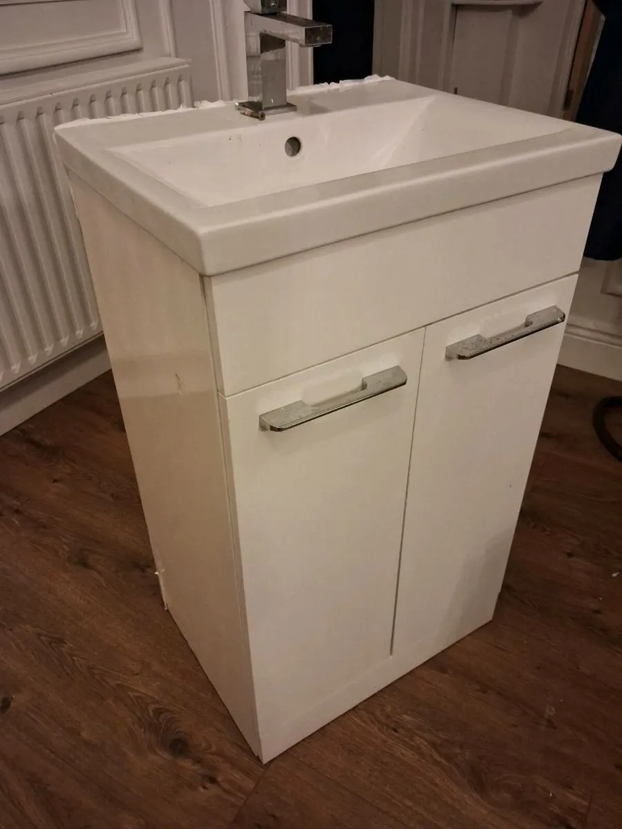 Bathroom wash hand unit with taps - Image 2