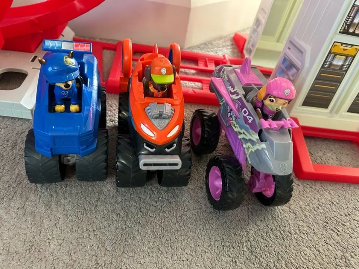 paw patrol rescue wheels tower plus 3 vehicles - Image 3