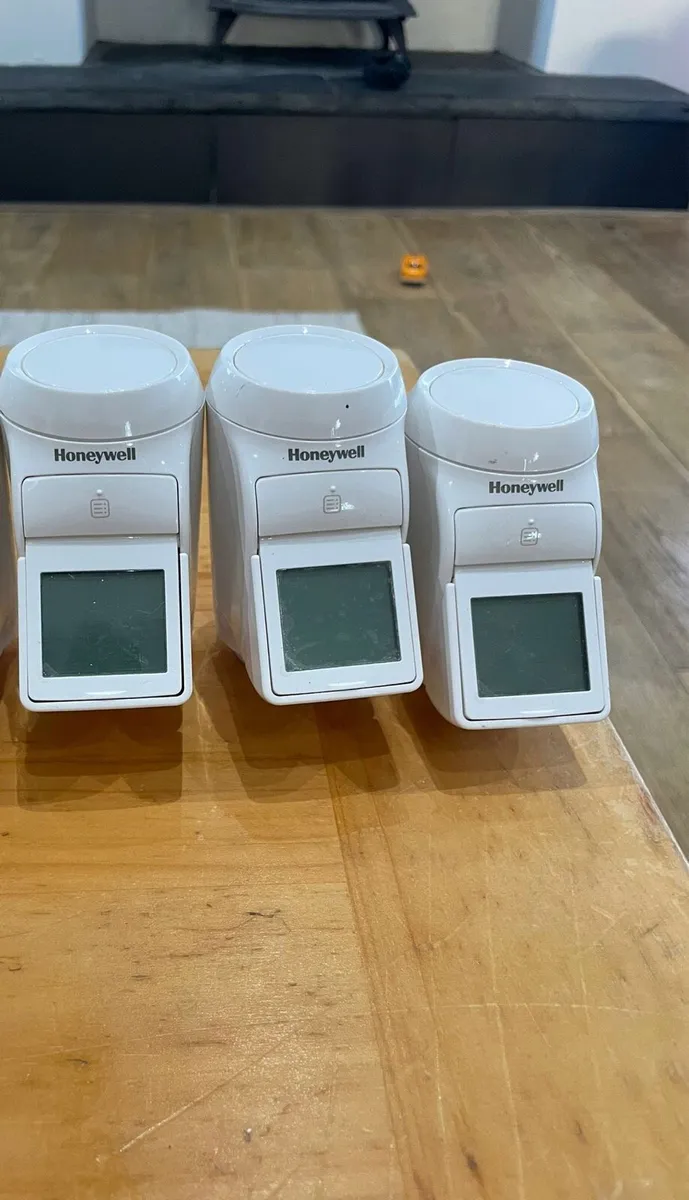 3 Pack Honeywell TRV radiator heads - Image 2