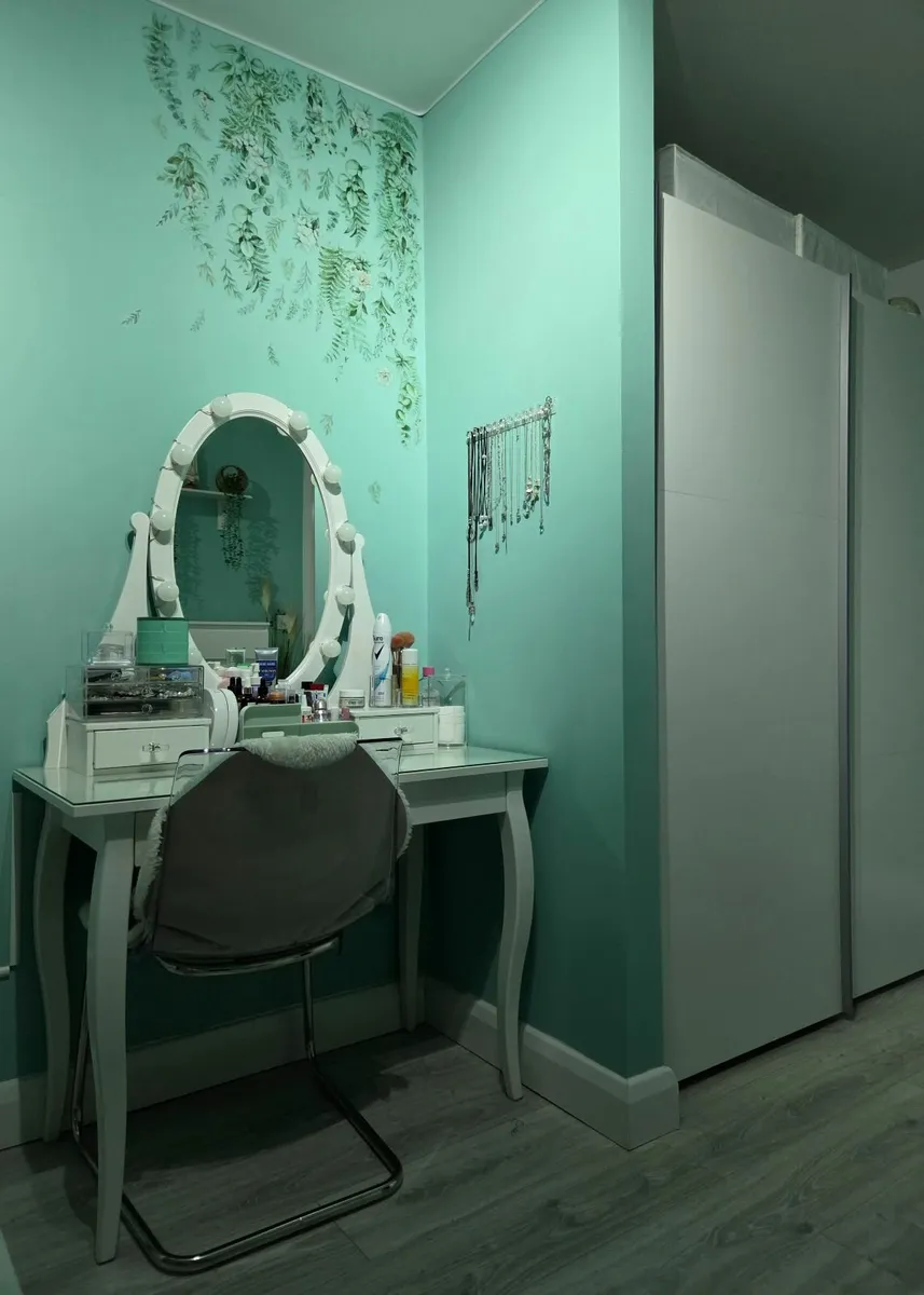 Dressing table and chair - Image 4