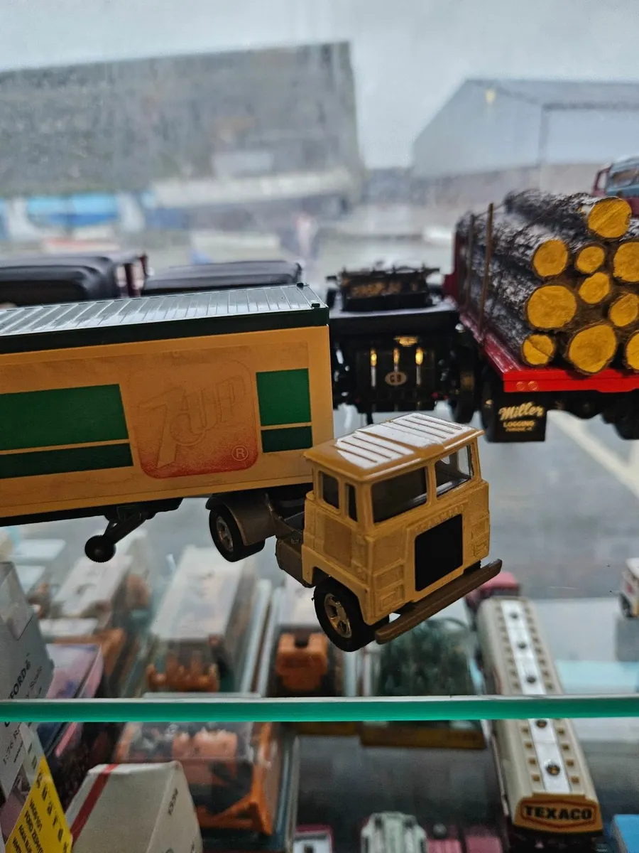 Matchbox Superkings 7UP Truck - Image 2