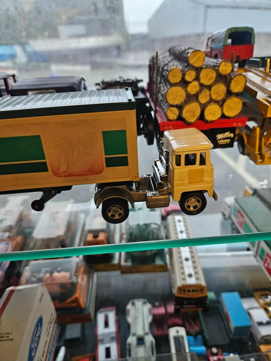 Matchbox Superkings 7UP Truck - Image 4