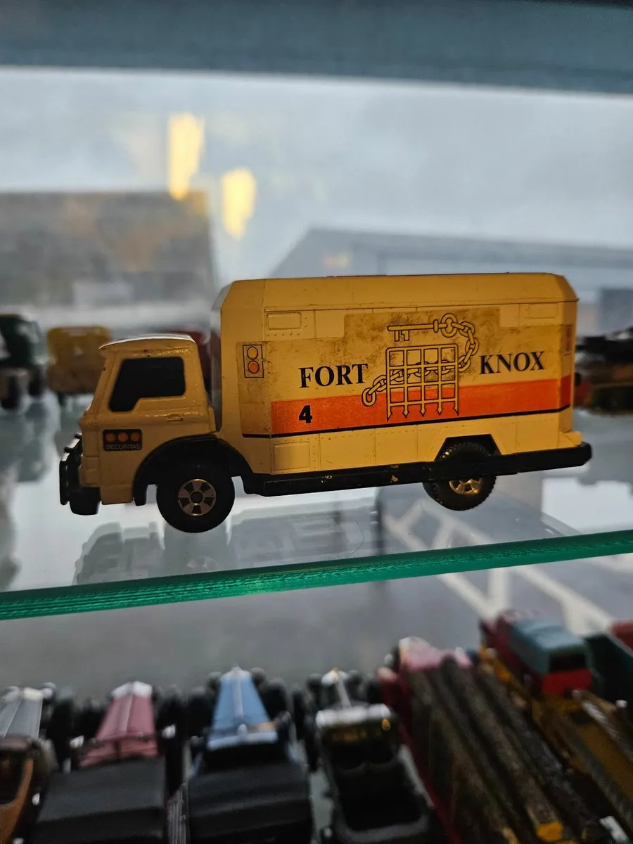 Matchbox Superkings Ford Model D Fort Knox Truck - Image 2