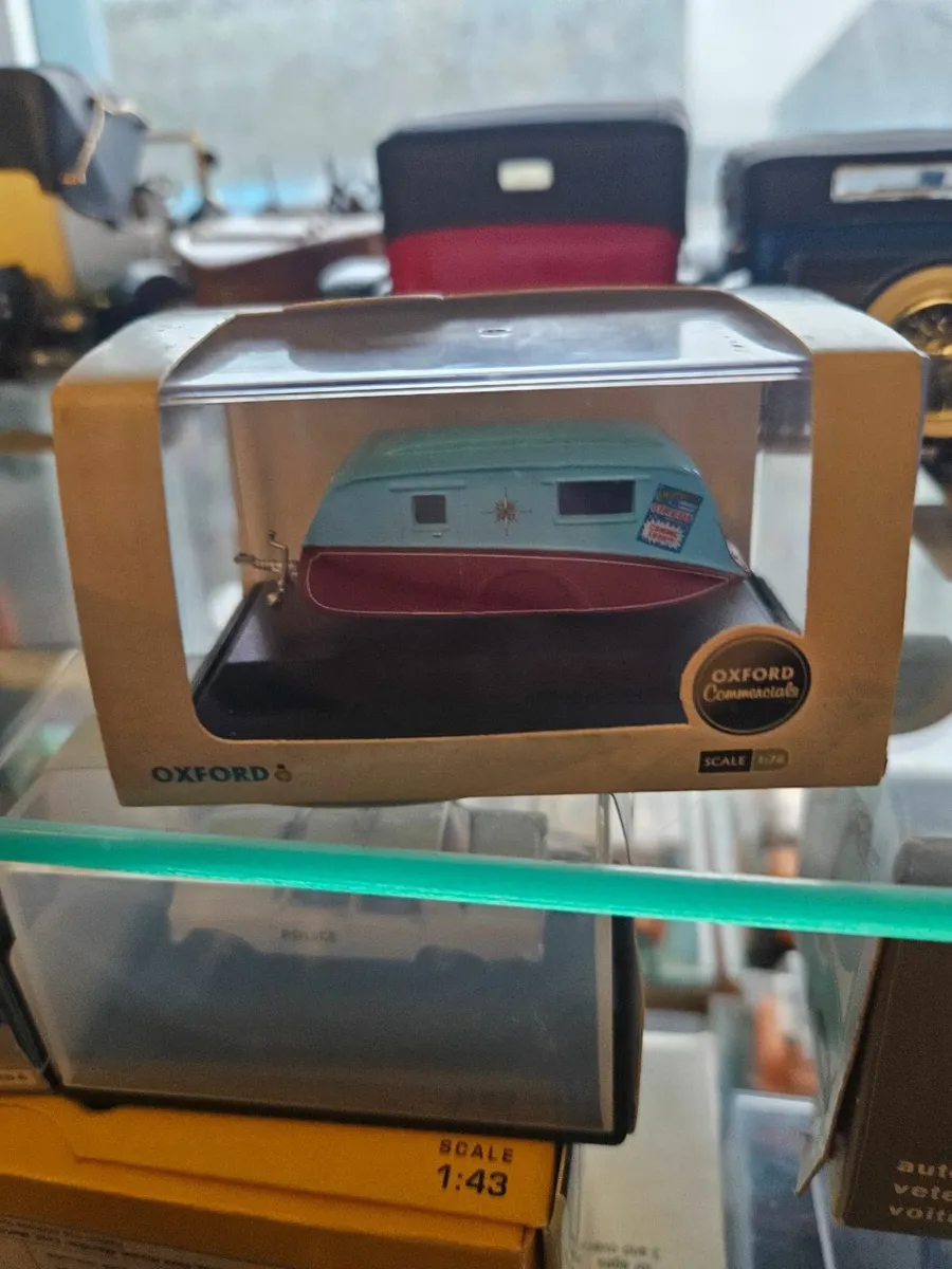 Corgi Oxford Chipperfields Circus Caravan