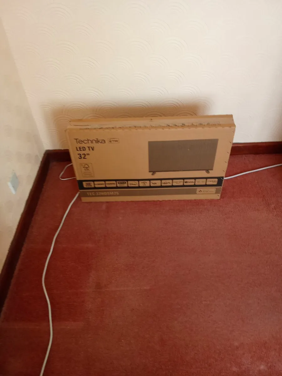 Brand new technika 32 inch tv smart tv unwanted pr