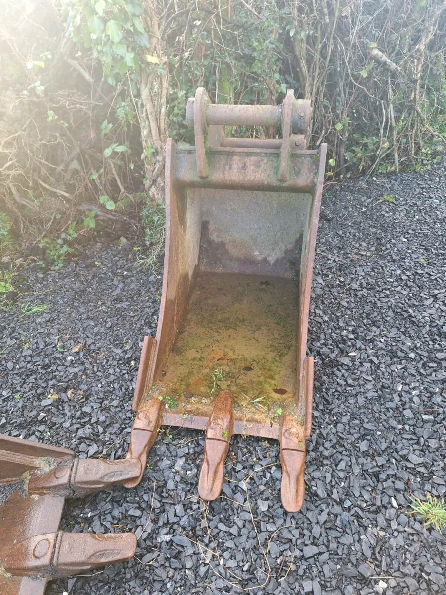 Digger buckets 65mm pins 12/13 tonne - Image 2