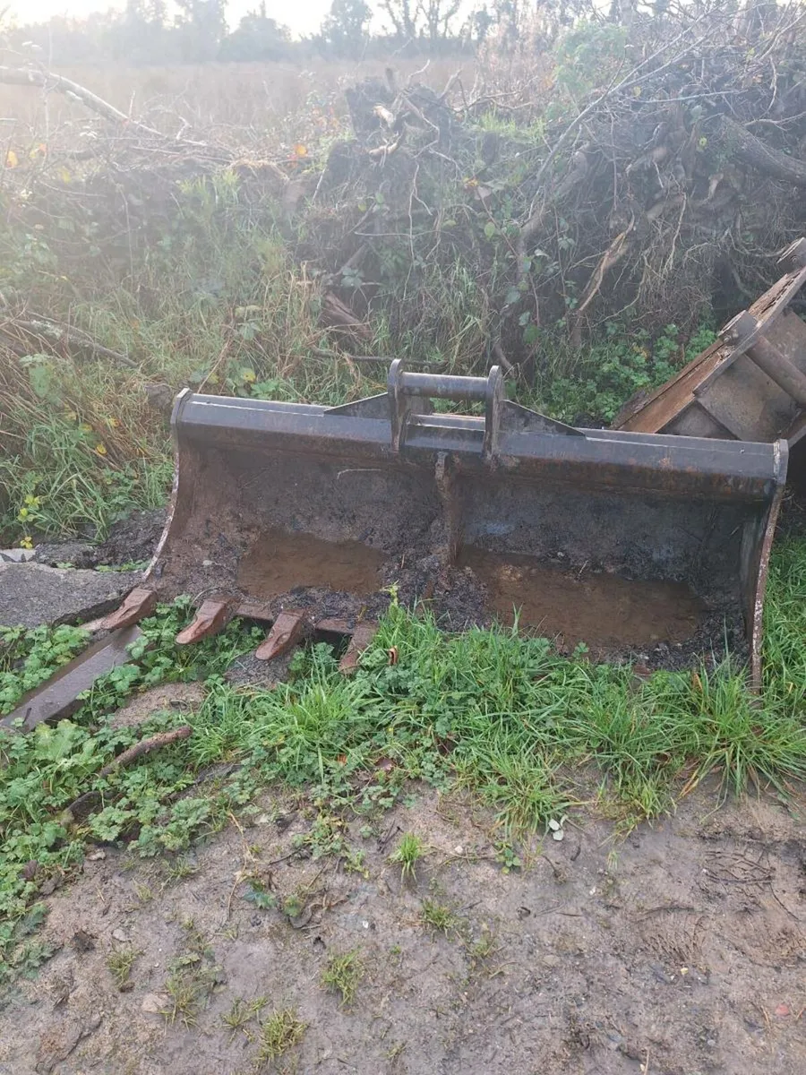 Digger buckets 65mm pins 12/13 tonne - Image 4