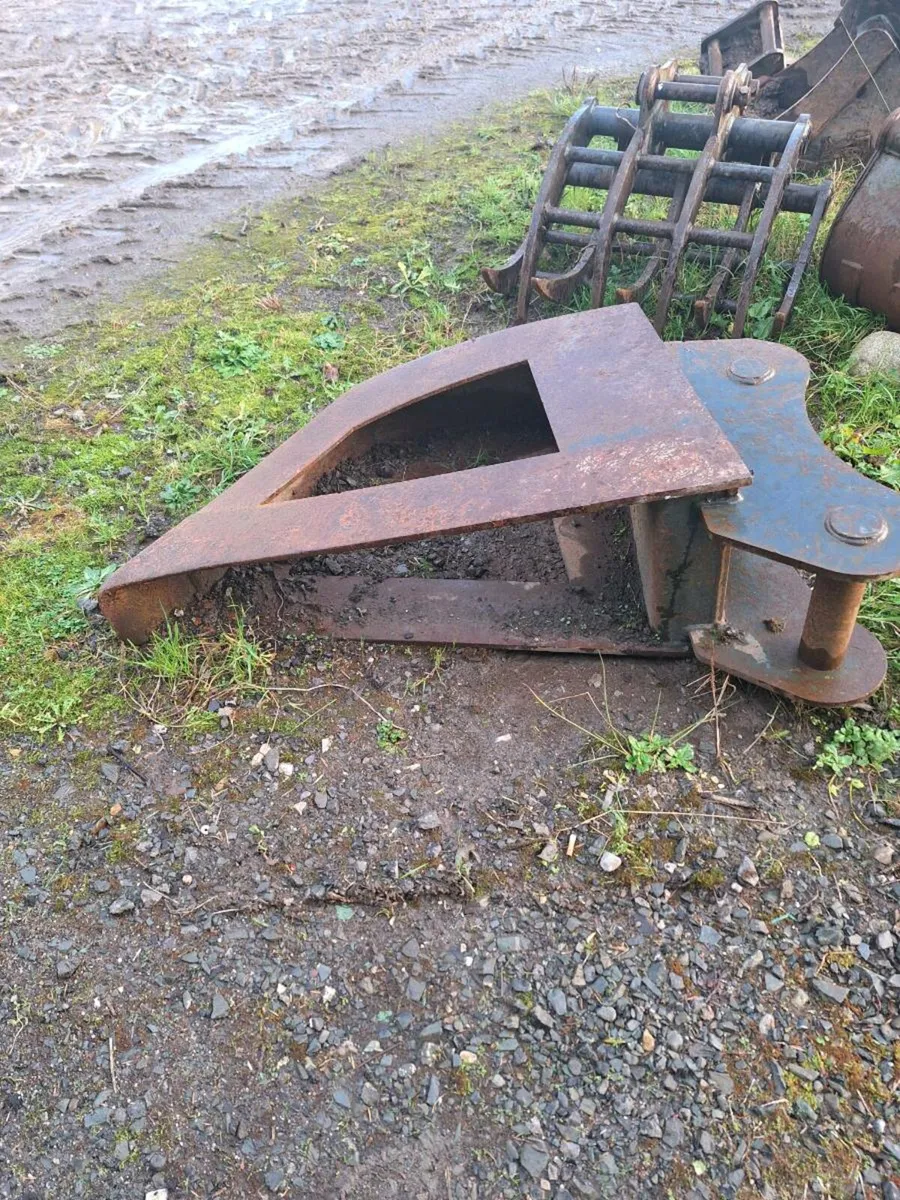 Digger buckets 65mm pins 12/13 tonne - Image 2