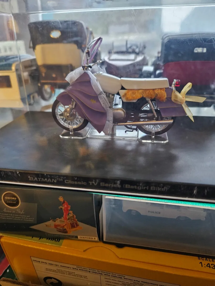 Corgi Batgirl Motorbike - Image 2