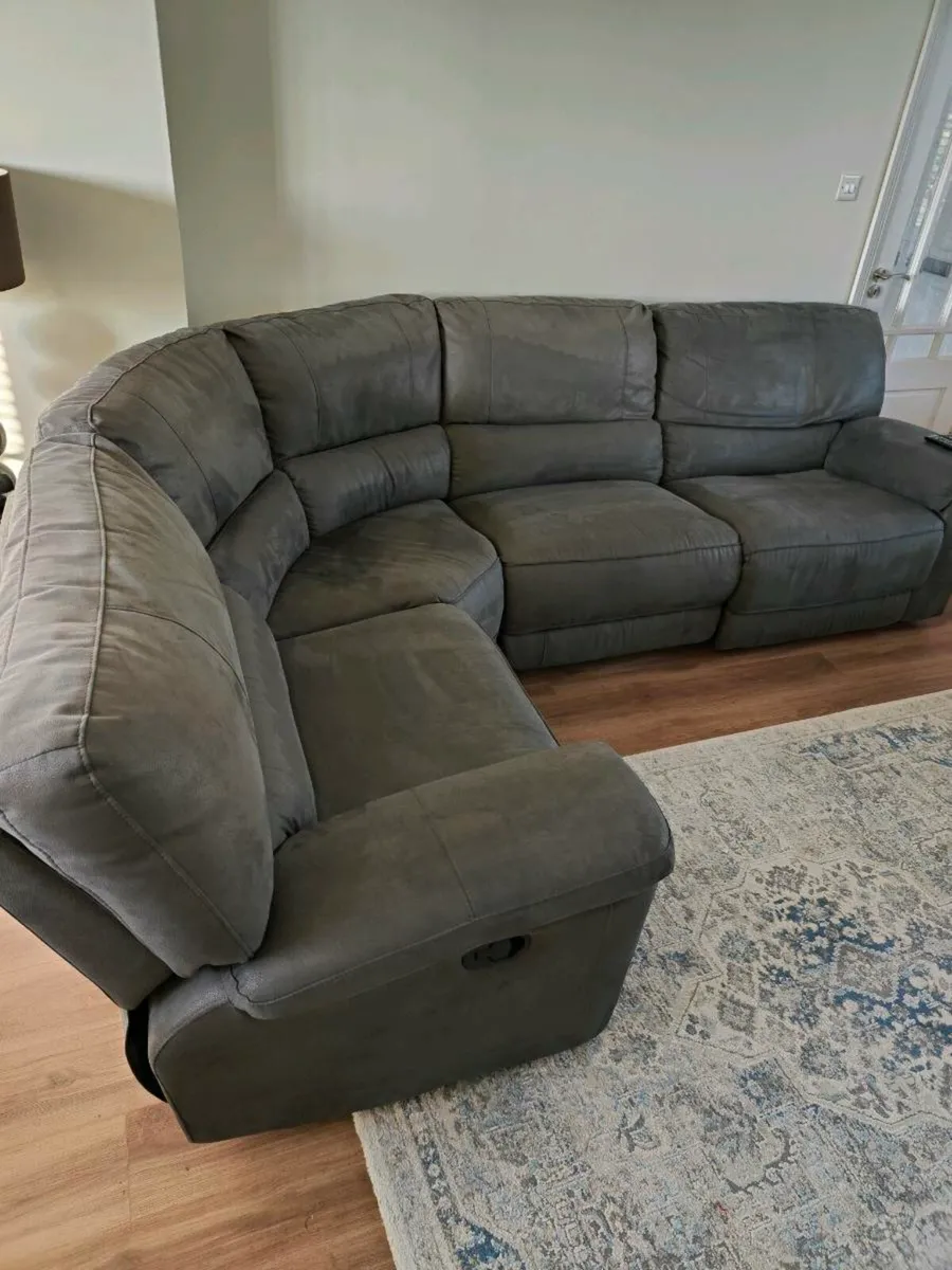 Corner couch - Image 1