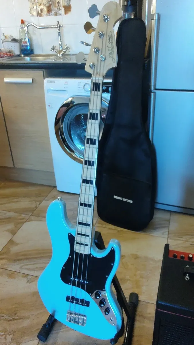 J&D Jazz Bass + Fame Gaia 30 Amp - Image 2
