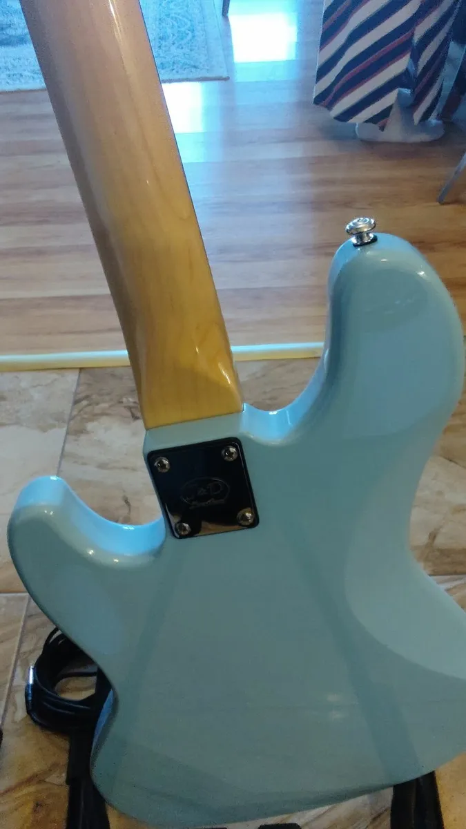 J&D Jazz Bass + Fame Gaia 30 Amp - Image 3