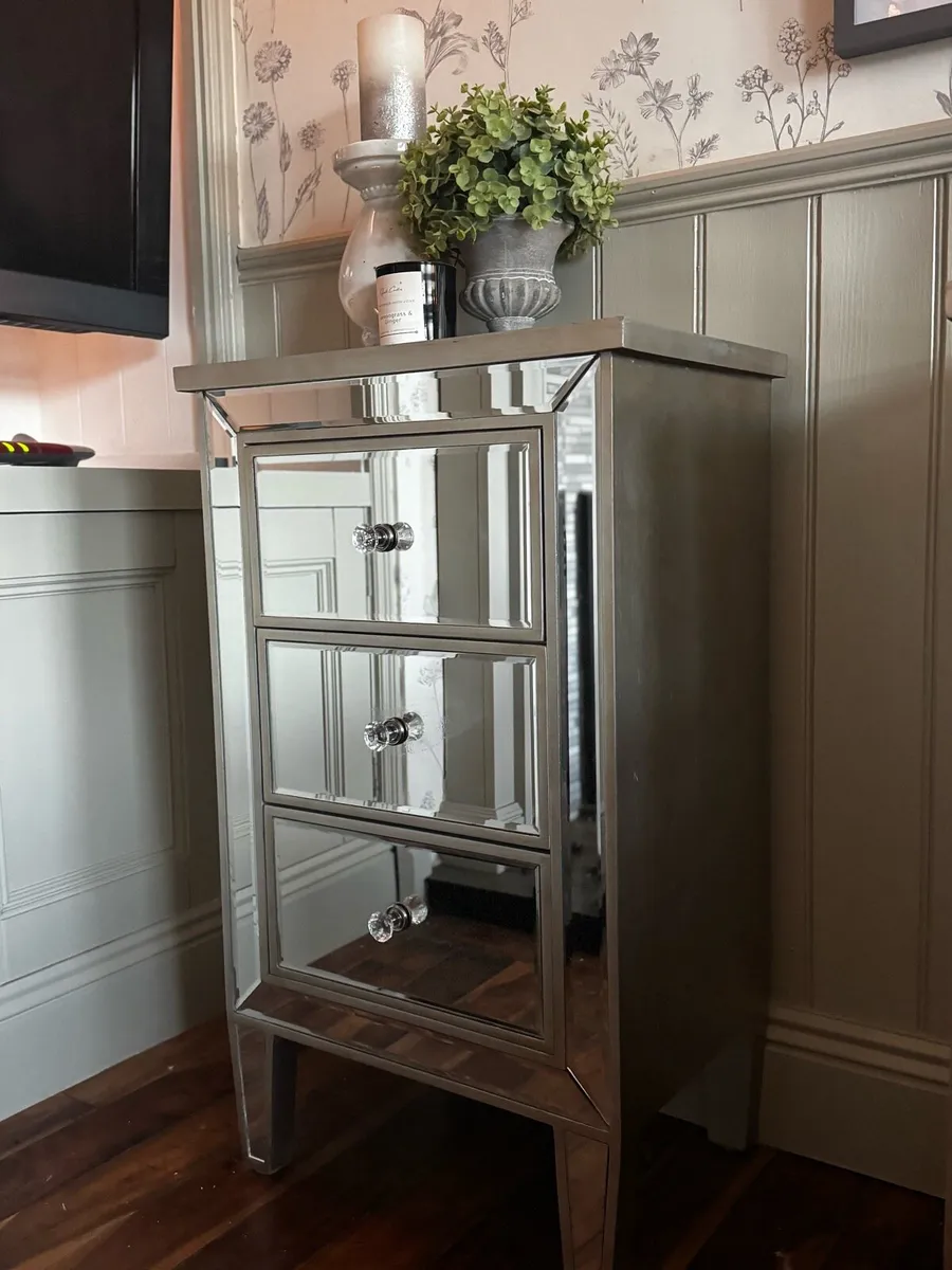 Bedside lockers mirrored - Image 4