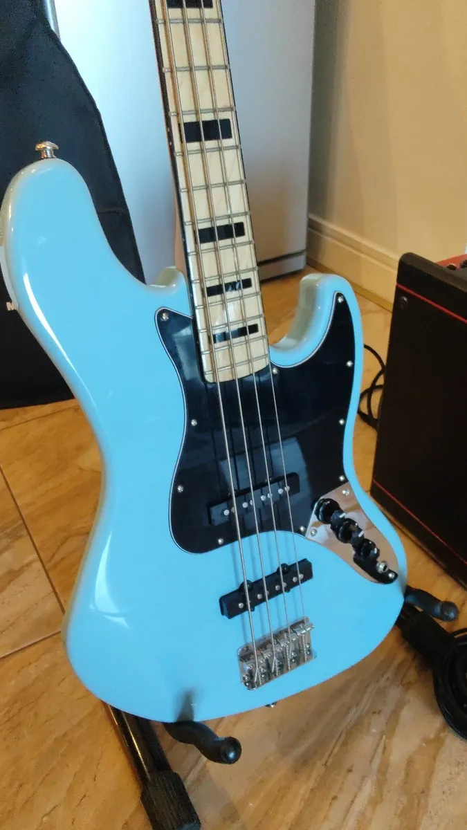 J&D Jazz Bass + Fame Gaia 30 Amp - Image 4