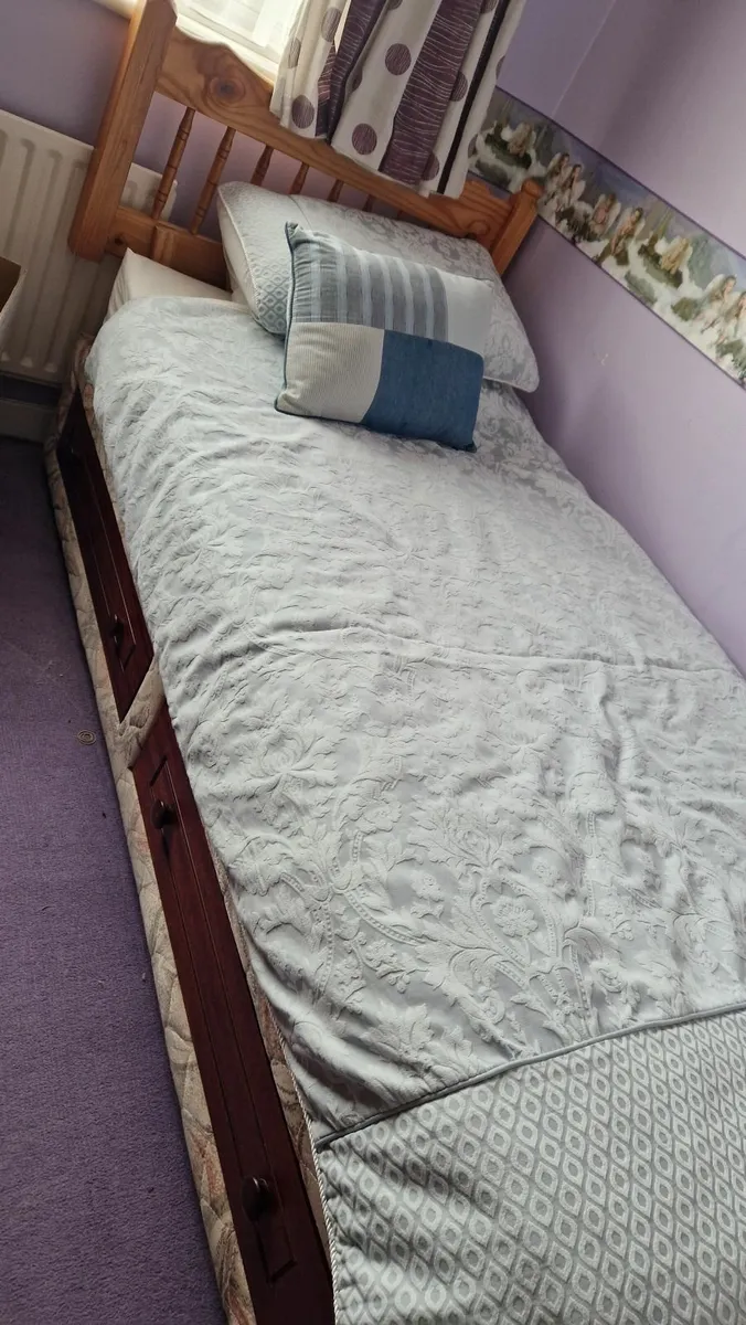 Single divan bed with storage drawers