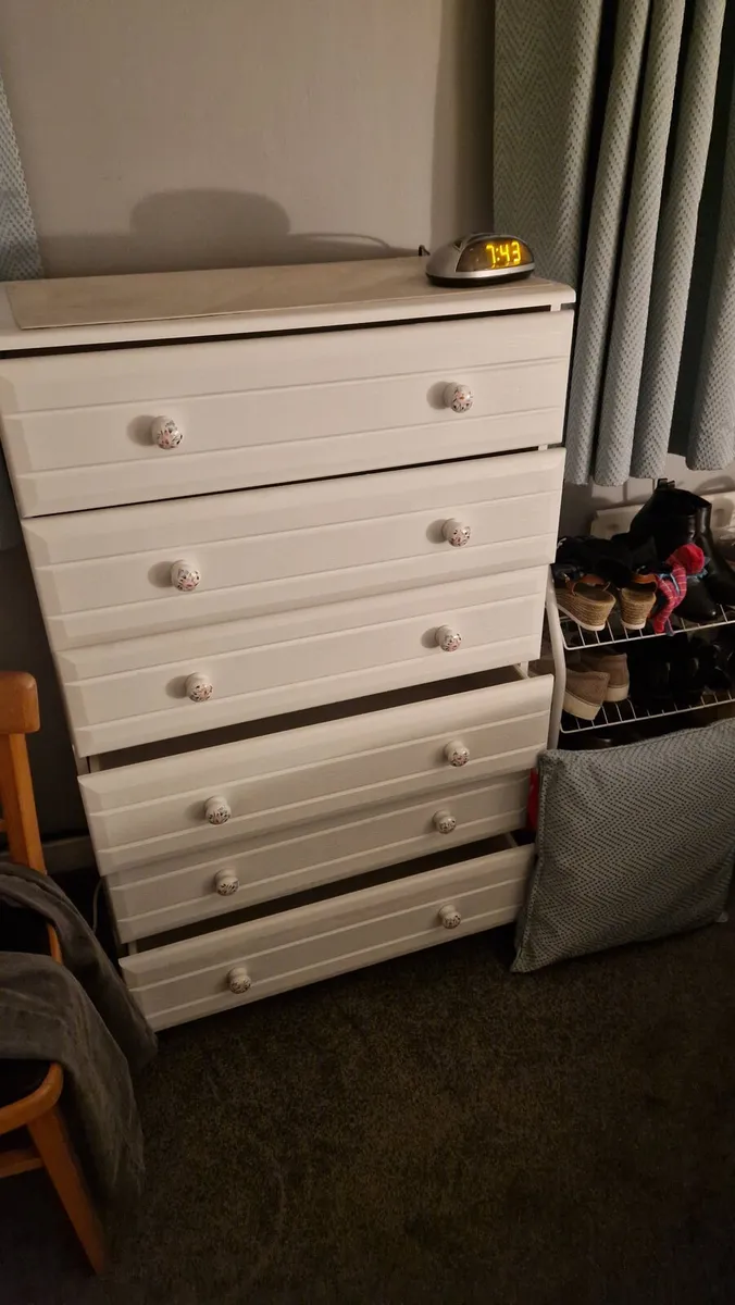 Chest of drawers