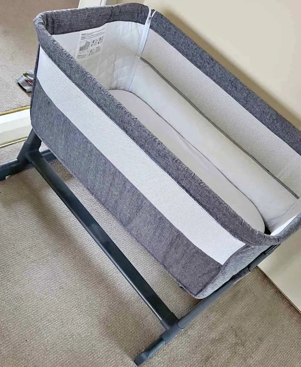 Babylo next to me crib