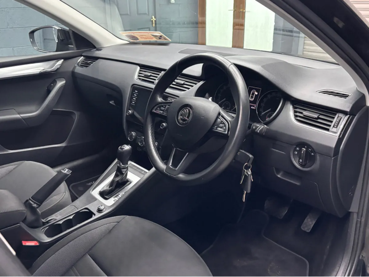 Skoda Octavia AMBITION 1.6 TDI 115HP DSG 4 4DR AUT - Image 4