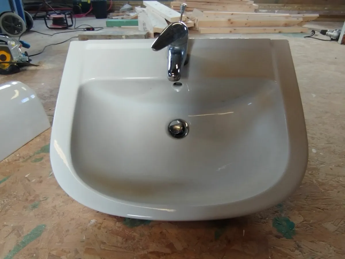 Washbasin and pedestal - Image 1