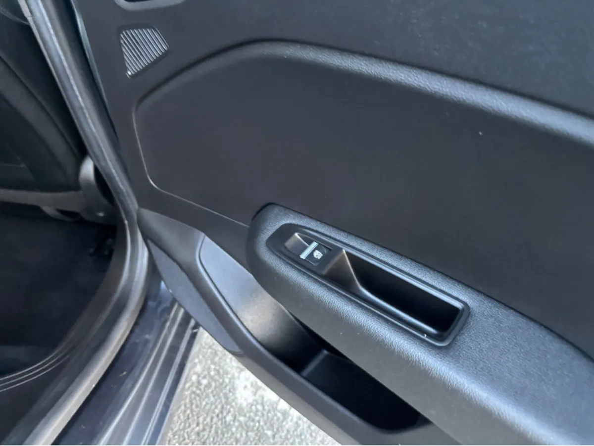 Renault Clio RS LINE TCE 100 MY19 5DR - Image 4