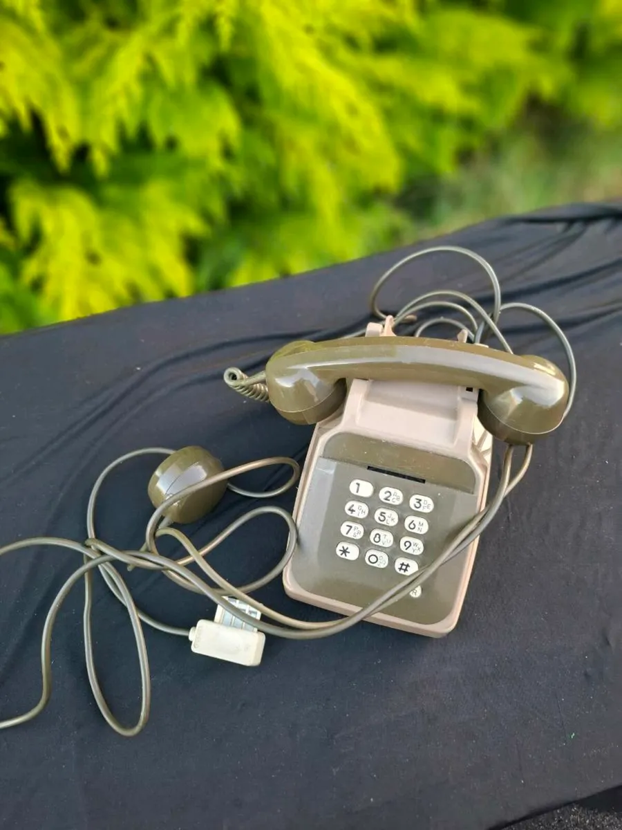 Vintage french phone possible to post