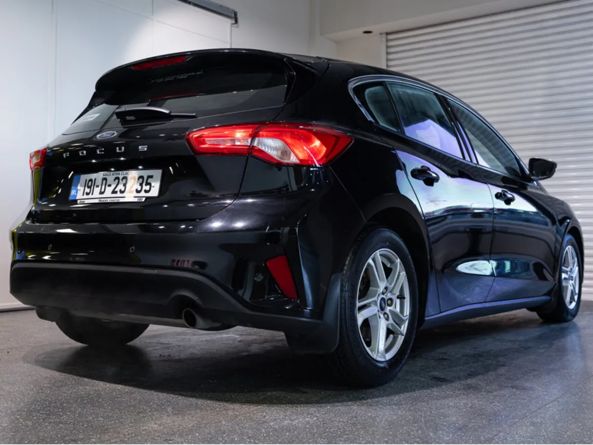 Ford Focus ZETEC 1.0 ECOBOOST 125PS 5DR 4 - Image 4