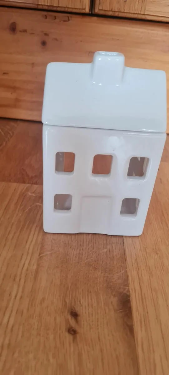 Ceramic house wax burner - Image 1