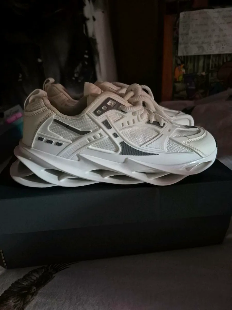 NEW TRAINERS - Image 4
