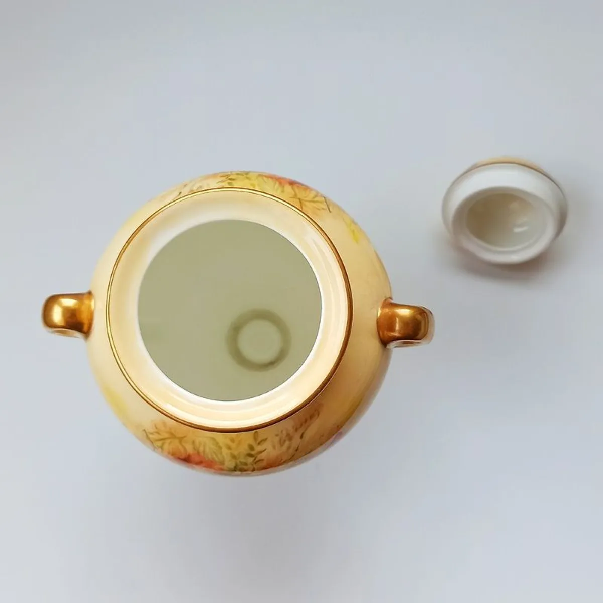 Vintage Aynsley "Orchard Gold"  twin handled urn/vase with lid  Fine English Bone China  made in England   H 22.5cm - Image 4