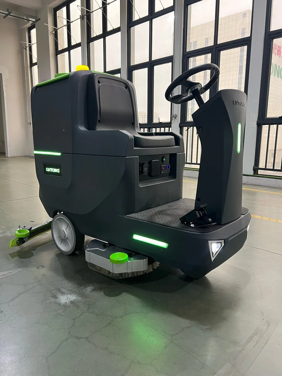 LVTONG RIDE-ON FLOOR SCRUBBER - Image 1