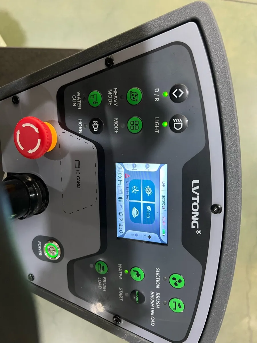 LVTONG RIDE-ON FLOOR SCRUBBER - Image 3