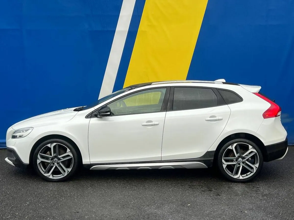 Volvo V40 D4 CROSSCOUNTRY 2.0D // PAN ROOF // DIGI - Image 4