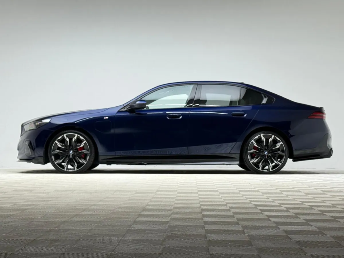 BMW 5-Series 550E M SPORT PRO XDRIVE - Image 4