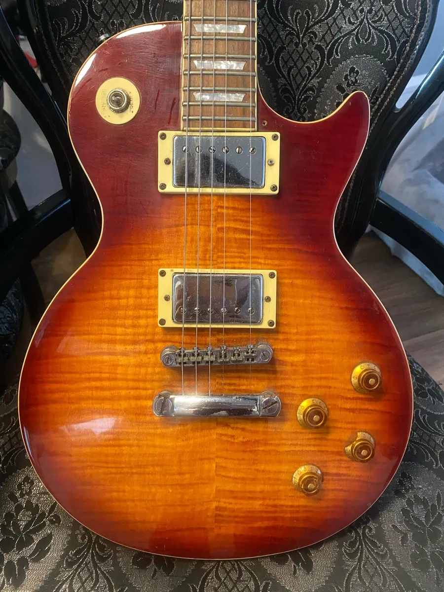 Les Paul Guitar - Image 1