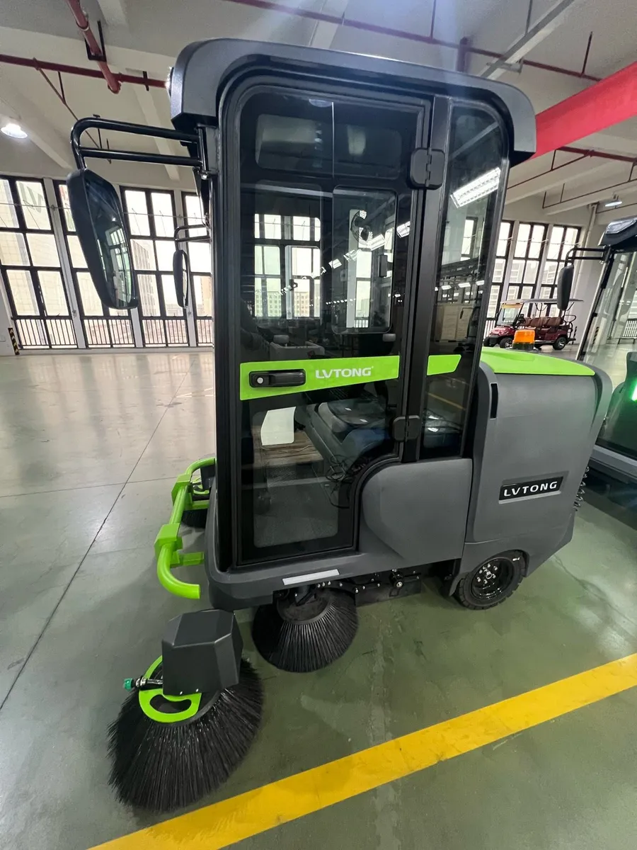 LVTONG RIDE ON FLOOR SWEEPER - Image 2
