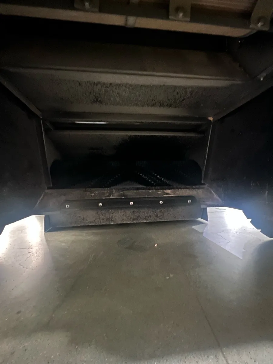 LVTONG RIDE ON FLOOR SWEEPER - Image 4