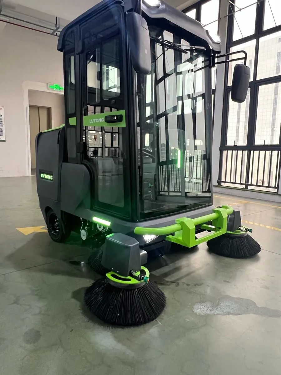 LVTONG RIDE ON FLOOR SWEEPER - Image 1