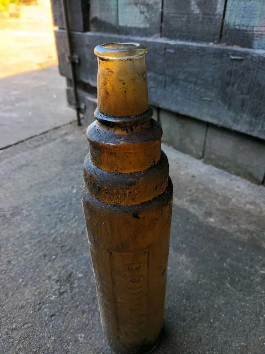 Essolube bottle and oil crate - Image 3