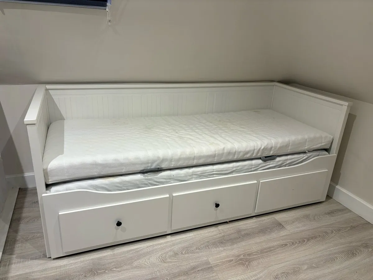 Day bed and sofa - Image 1