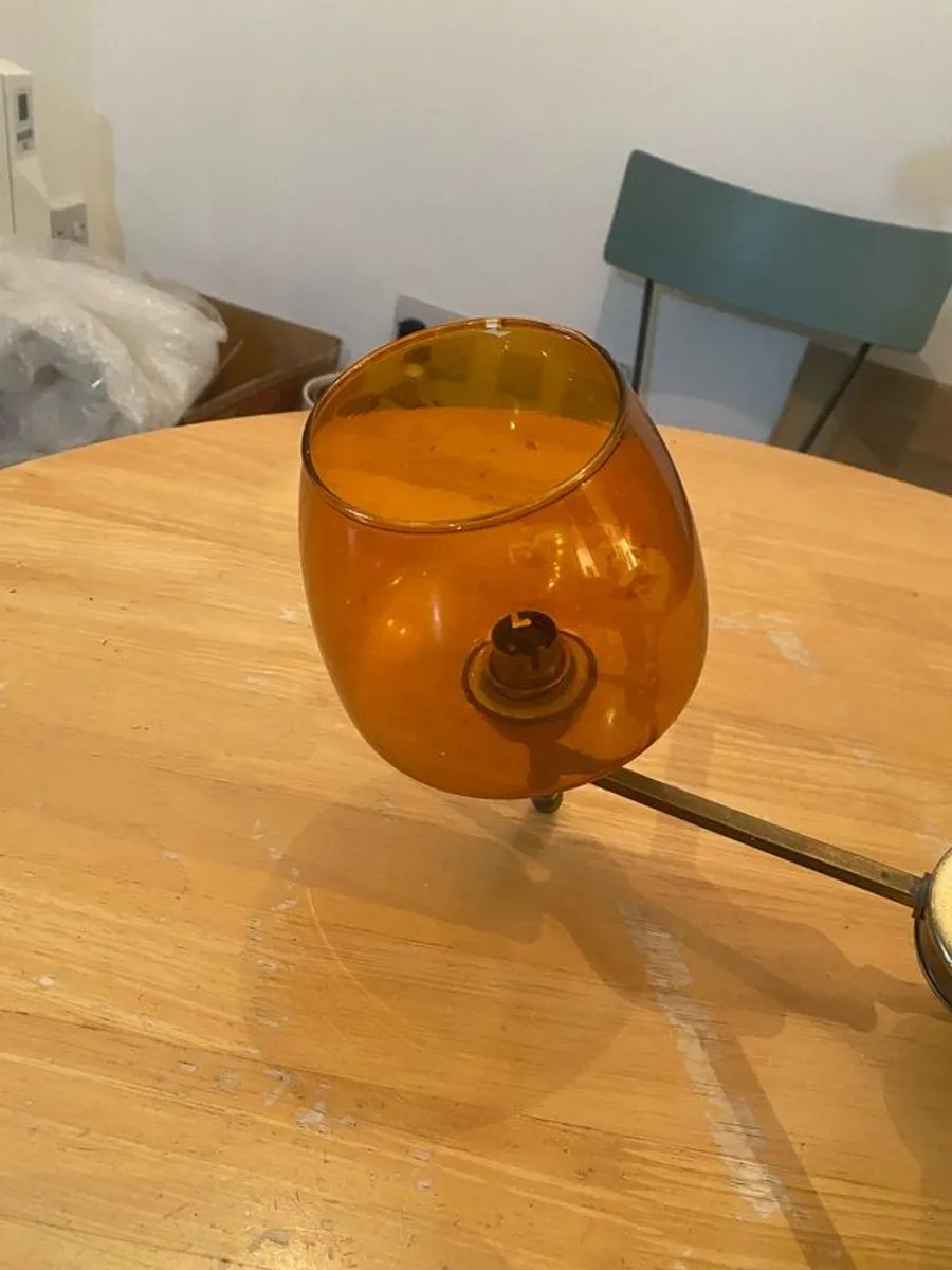 Vintage mid-century modern brass and amber glass three light pendant ceiling light fitting - Image 4