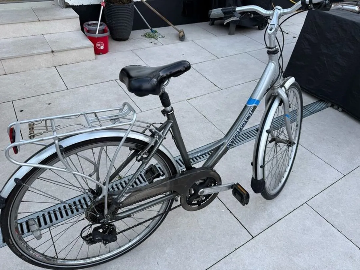 Meteor Goldrush Ladies Bicycle with light Aluminium frame - Image 2