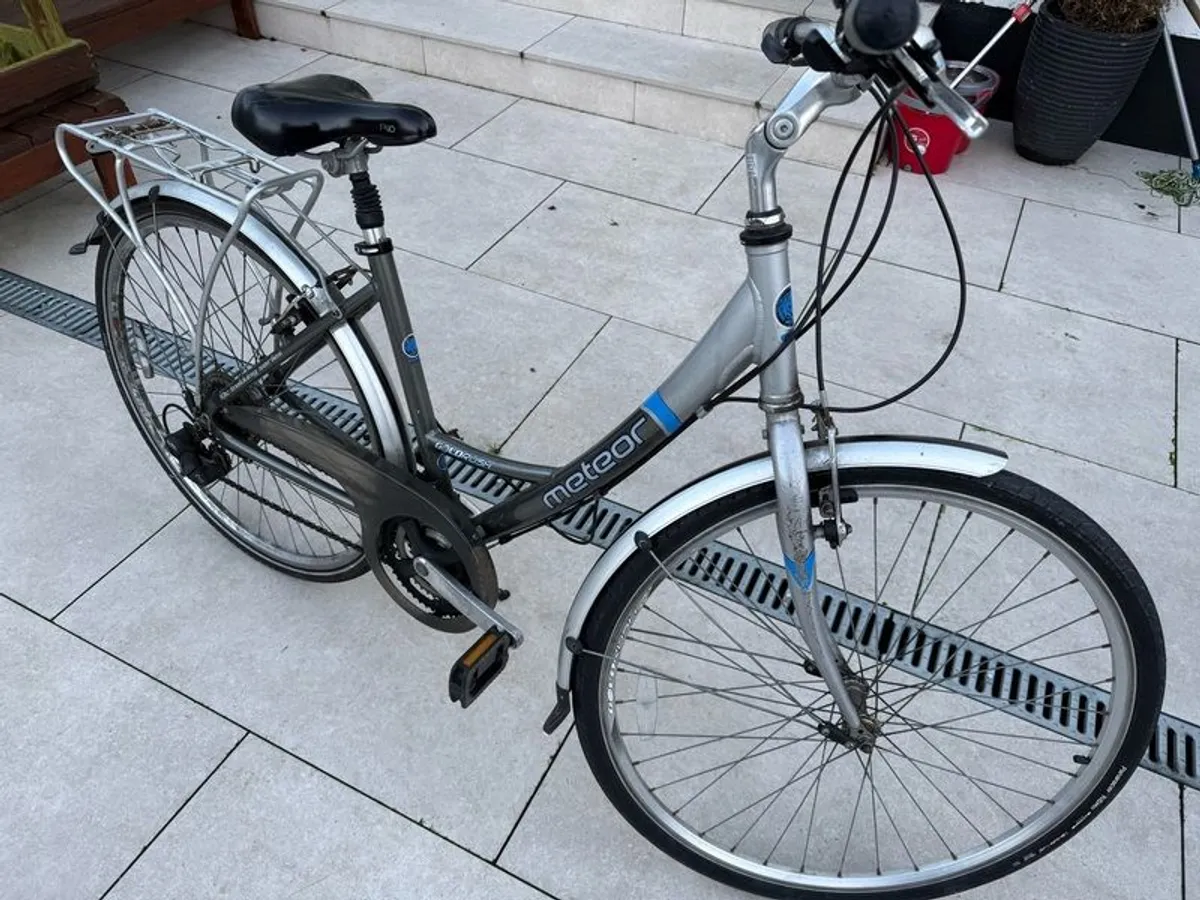 Meteor Goldrush Ladies Bicycle with light Aluminium frame - Image 3