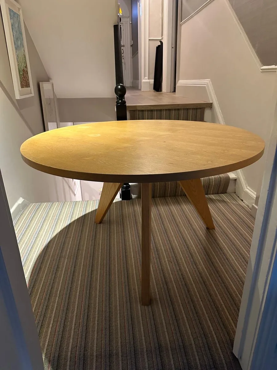 Table and 6 chairs - Image 1