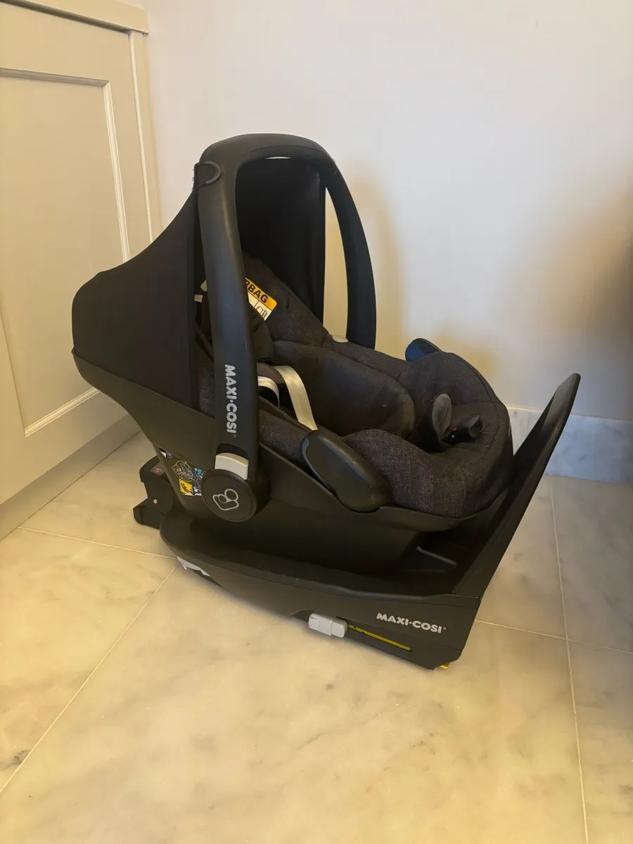 Maxi-Cosi Infant Car Seat + ISOFIX Base - Image 1
