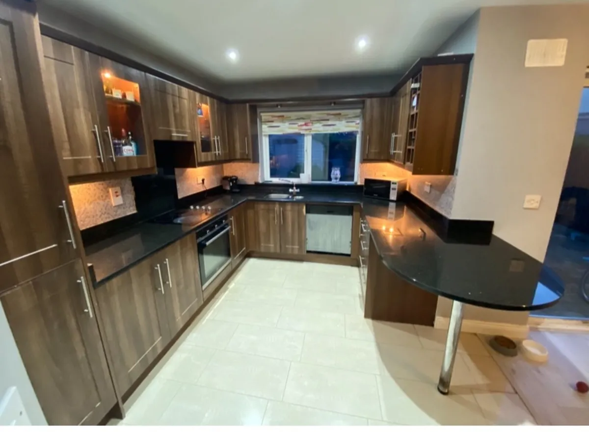 Kitchen with Granite worktop - Image 2