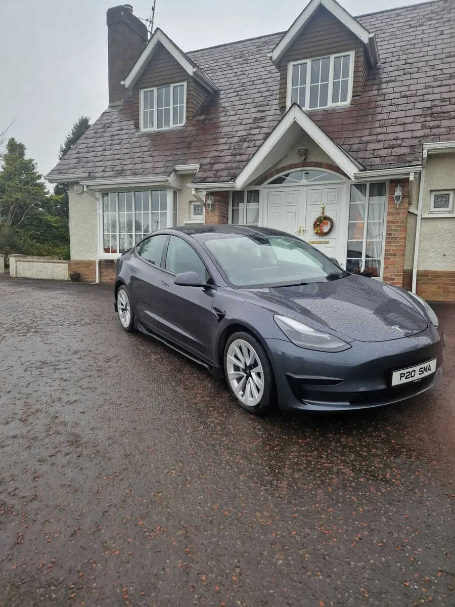 Tesla model 3 - Image 2